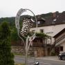 Weingut Pammer mit Traubenskulptur und Gebäude im Hintergrund.