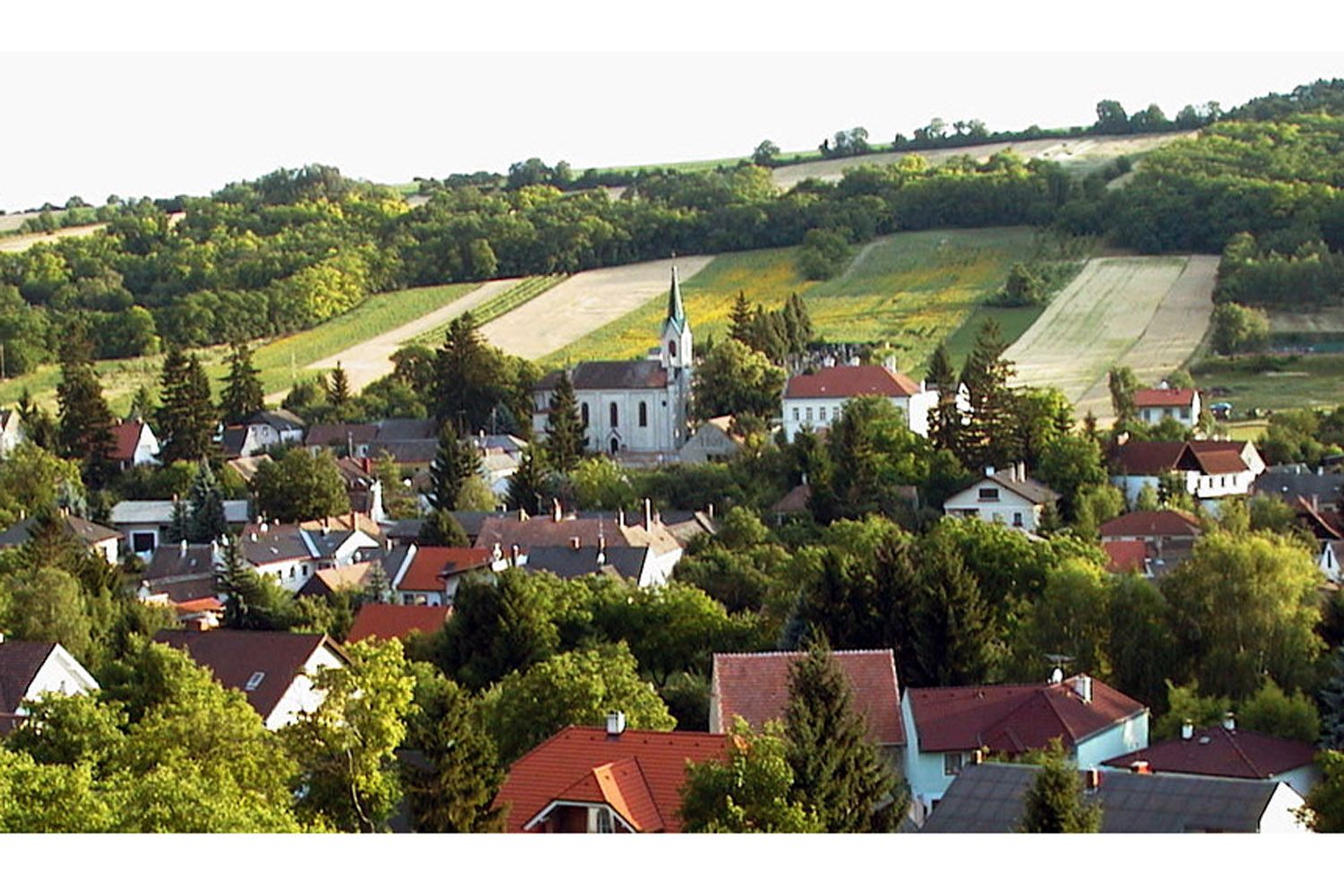 Landschaft mit Dorf und Kirche in Unterolberndorf.