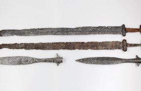 Schwerter und Flügellanzenspitzen aus dem Gräberfeld von Hainbuch, © LSNÖ