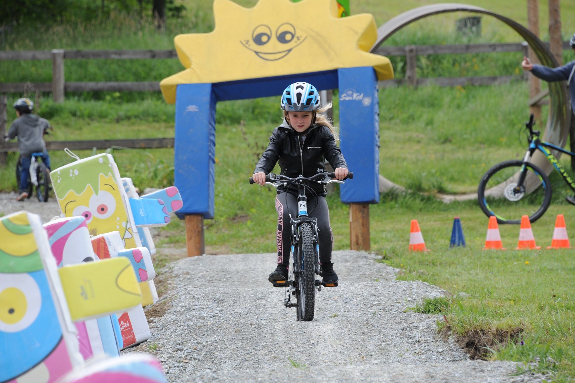 Kind fährt Fahrrad im Leopark-Fun Bikepark Semmering.