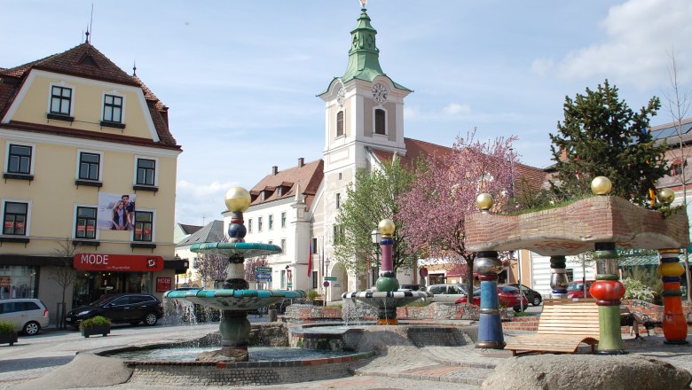 Der Hauptplatz von Zwettl mit dem Hundertwasserbrunnen, © Stadtgemeinde Zwettl, Monika Prinz