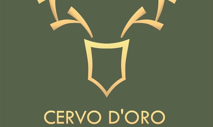 Logo des Restaurants Cervo D'oro mit goldenen Hirschgeweih und Schriftzug auf grünem Hintergrund.