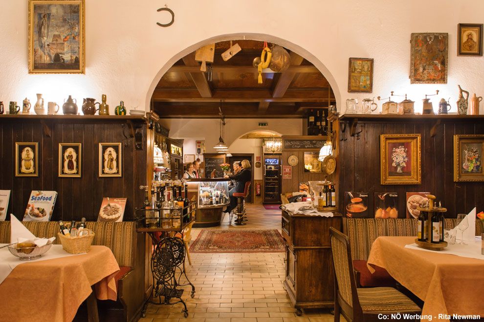 Gemütliche Gaststube mit Holzmöbeln und Dekorationen im Hotel Post-Hönigwirt.