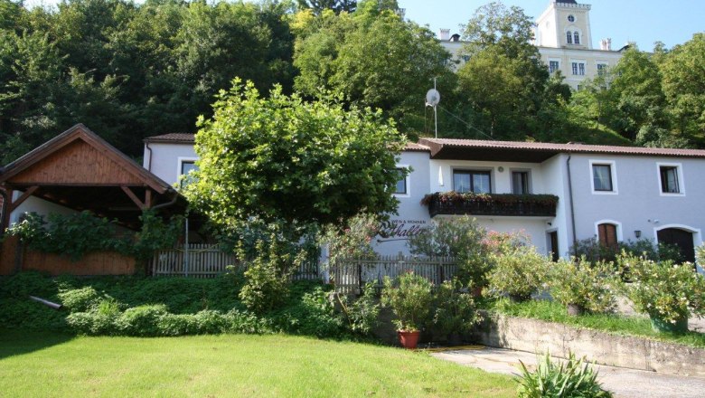 Aussenansicht mit Garten, © Fam. Rethaller Außenansicht eines Hauses mit Garten und Bäumen im Hintergrund.