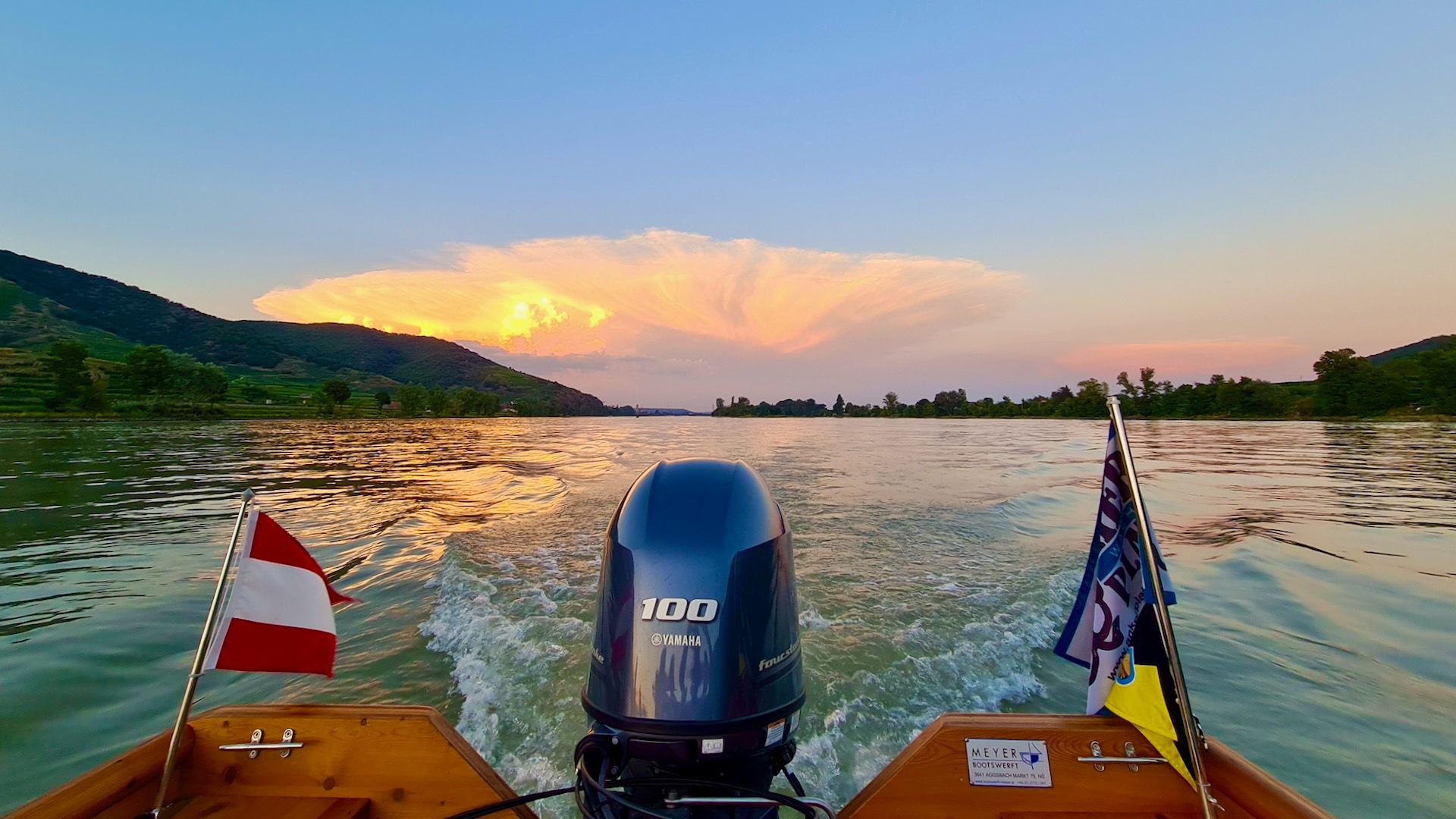 Bootsfahrt auf der Donau in der Wachau bei Sonnenuntergang.