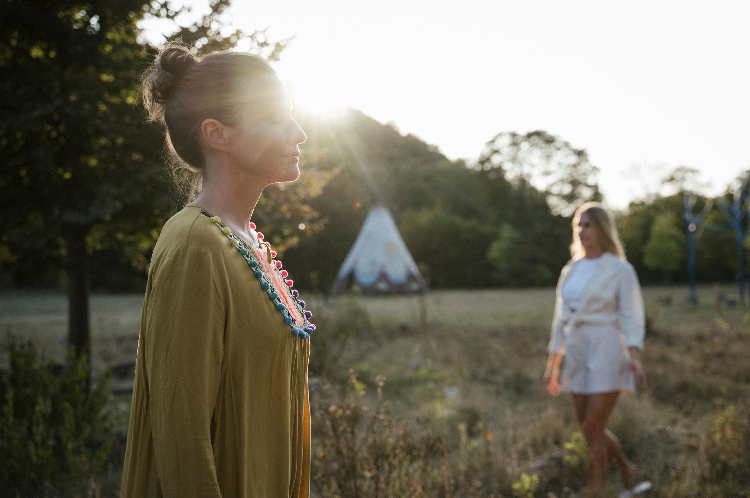Dame macht Yoga bei Sonnenuntergang im Spirit Park, Krainerhütte