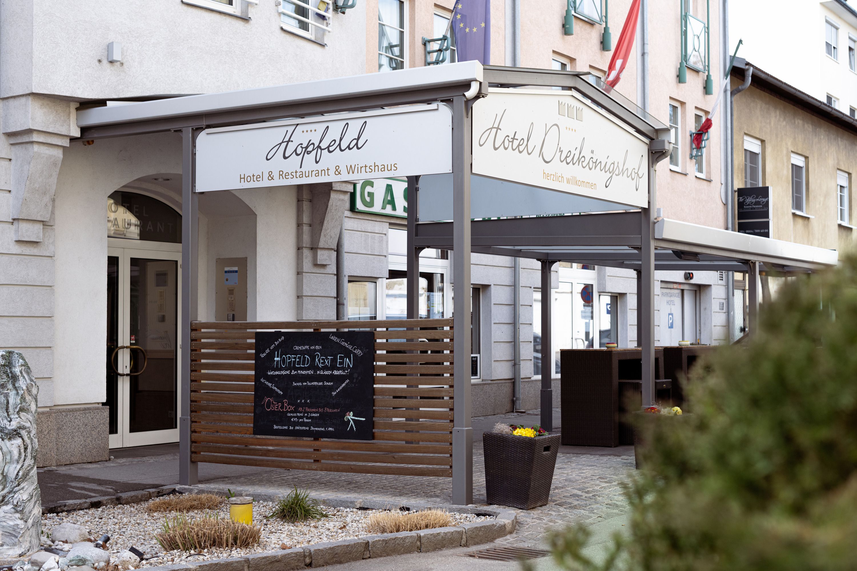 Eingang des Hotels Dreikönigshof mit Restaurant und Terrasse.