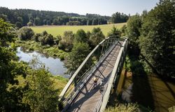 Die sanften Hügel und weitläufigen Felder laden zu einer erfrischenden Radtour ein. Radfahrer genießen die idyllische Landschaft, während die Sonne über den Horizont strahlt und die Wolken sanft am Himmel treiben. Ein perfekter Tag, um die Natur in ihrer vollen Pracht zu erleben.