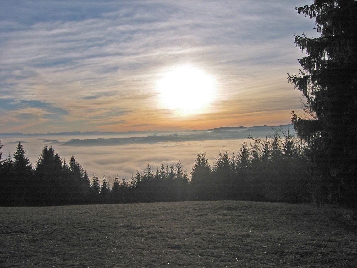 Traunfellnerweg im Winter mit Blick ins Gebirge