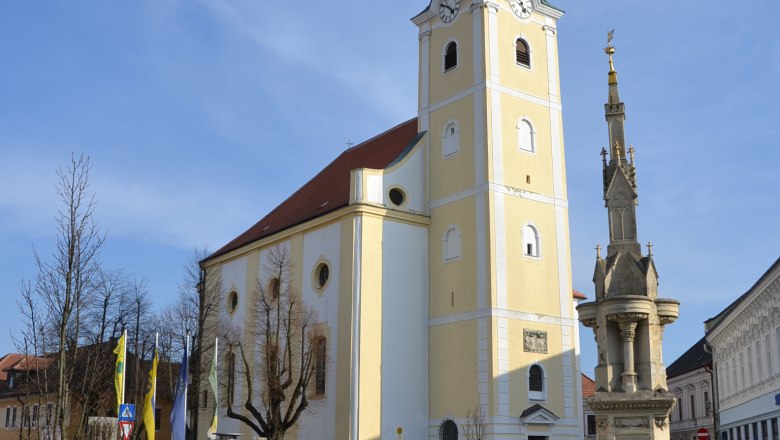 Kirche mit Turm und Platz in Gf&ouml;hl, &Ouml;sterreich.