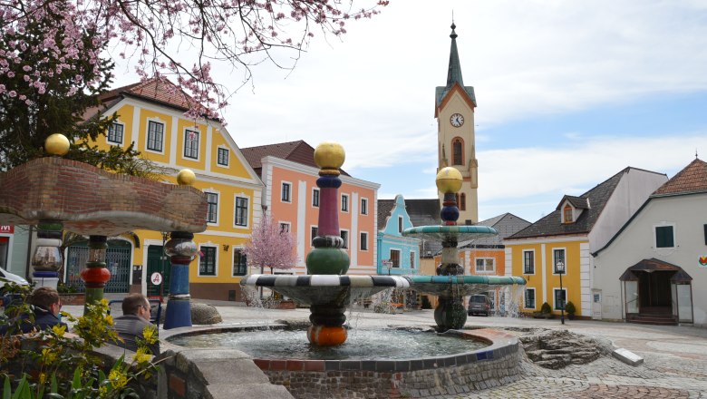 Hundertwasserbrunnen mit Stadtpfarrkirche, &copy; Stadtgemeinde Zwettl