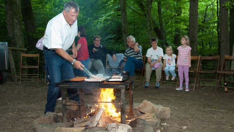 Gutes vom Holzkohlegrill, &copy; Wildpark Hochriess Distelberger