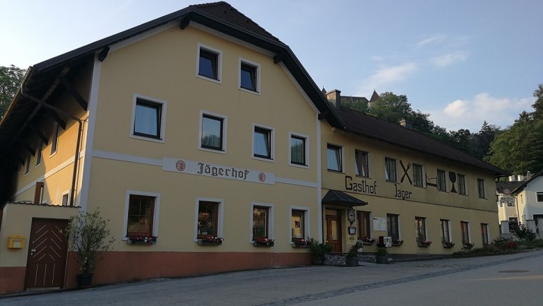 Gelbes Gebäude mit der Aufschrift 'Gasthof Jäger' und 'Jägerhof'.