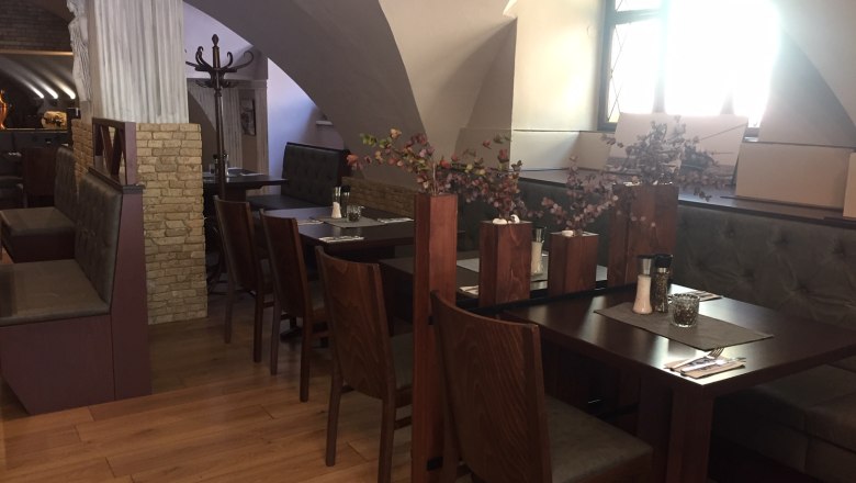 Tische im Gewölbe mit Blumendekoration