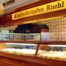 Verkaufsstand mit frischen Krapfen in einer B&auml;ckerei.