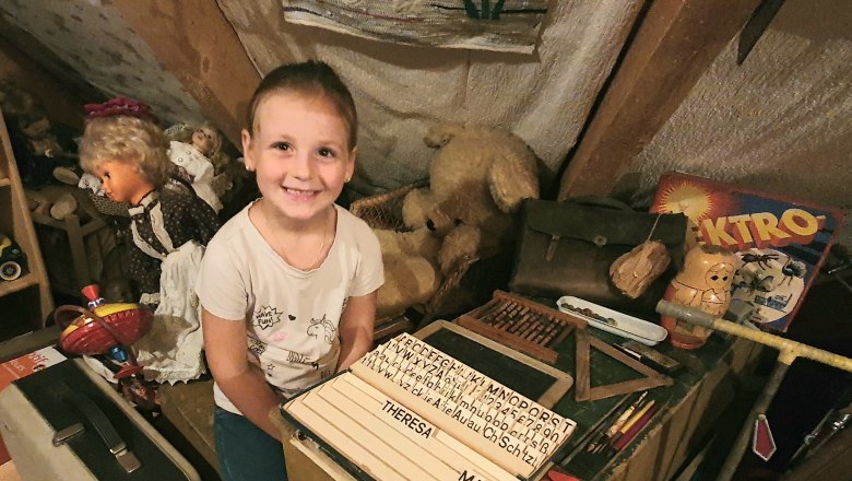 Theresa &uuml;bt sich als  Vorschulkind am Setzkasten, &copy; Rarit&auml;ten Privatmuseum