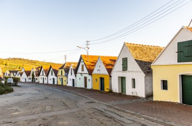 Straße mit vielen kleinen Häusern