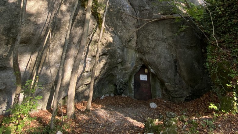 Der Eingang zur Merkensteiner Höhle ist heute durch eine Eisentür verschlossen, © ARDIG