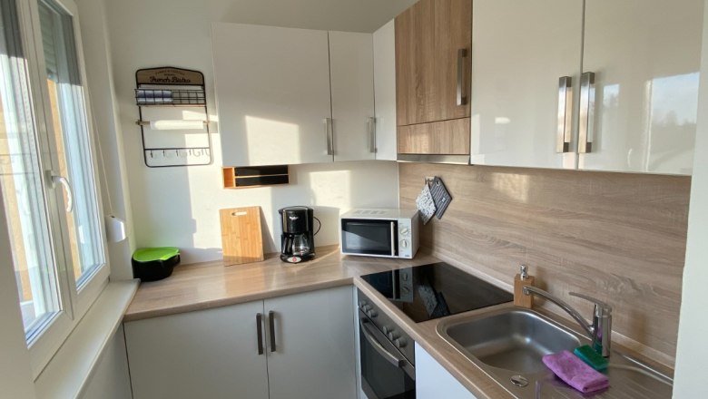 Helle K&uuml;che mit Fenster und Elektroger&auml;ten