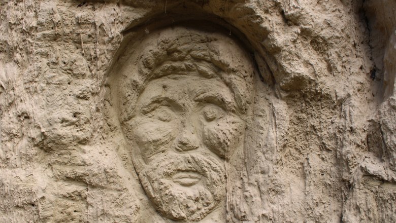 Gesicht in L&ouml;sswand eingraviert.