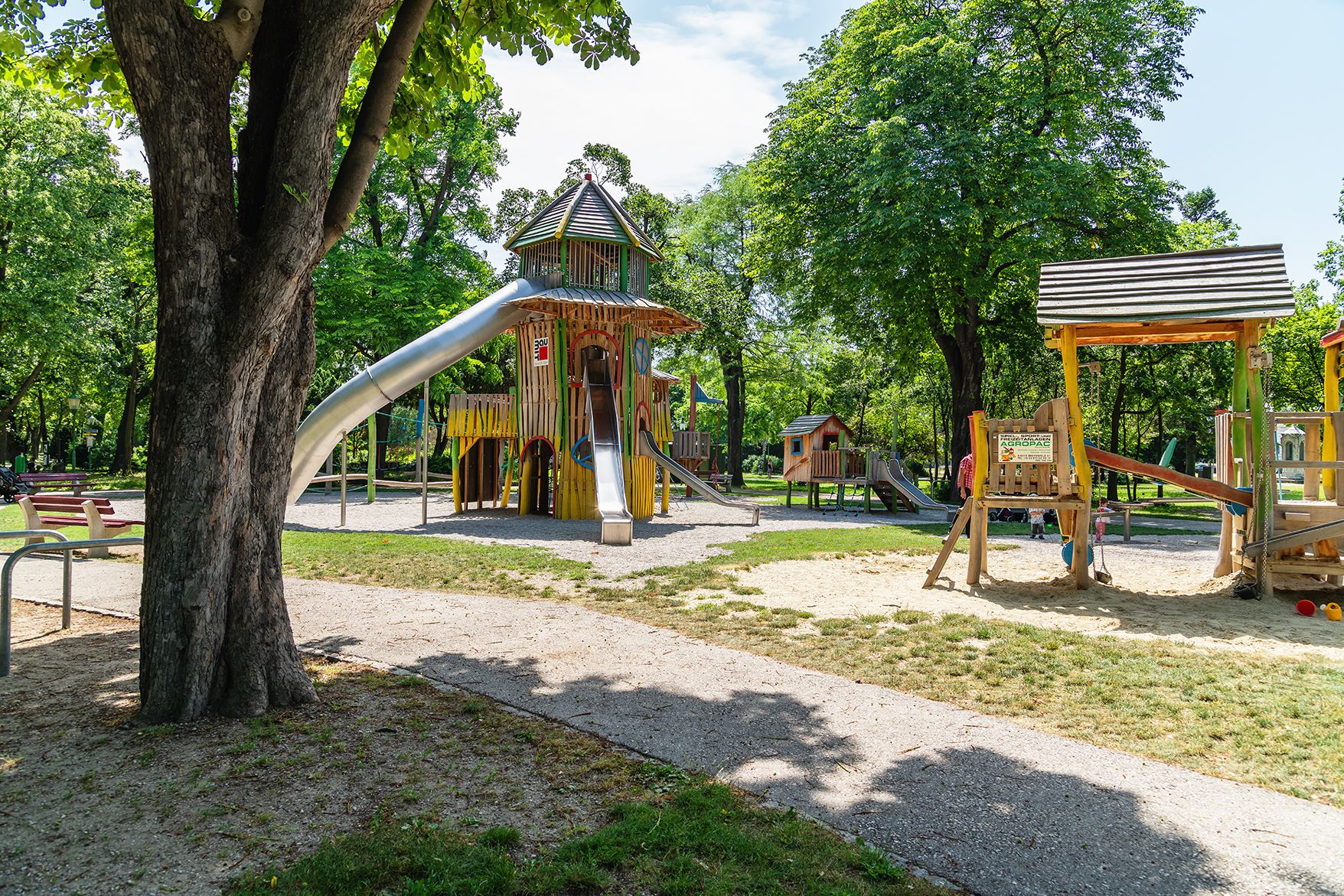Großer Kinderspielplatz mit Rutsche und Klettergerüst