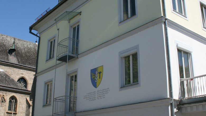 Geb&auml;ude des Stadtamts St. Valentin mit Wappen an der Fassade.