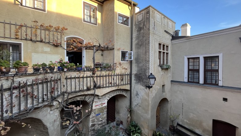 Pension Altes Rathaus in Dürnstein, © Familie Fürtler Innenhof der Pension Altes Rathaus in Dürnstein mit Pflanzen und alten Gebäuden.