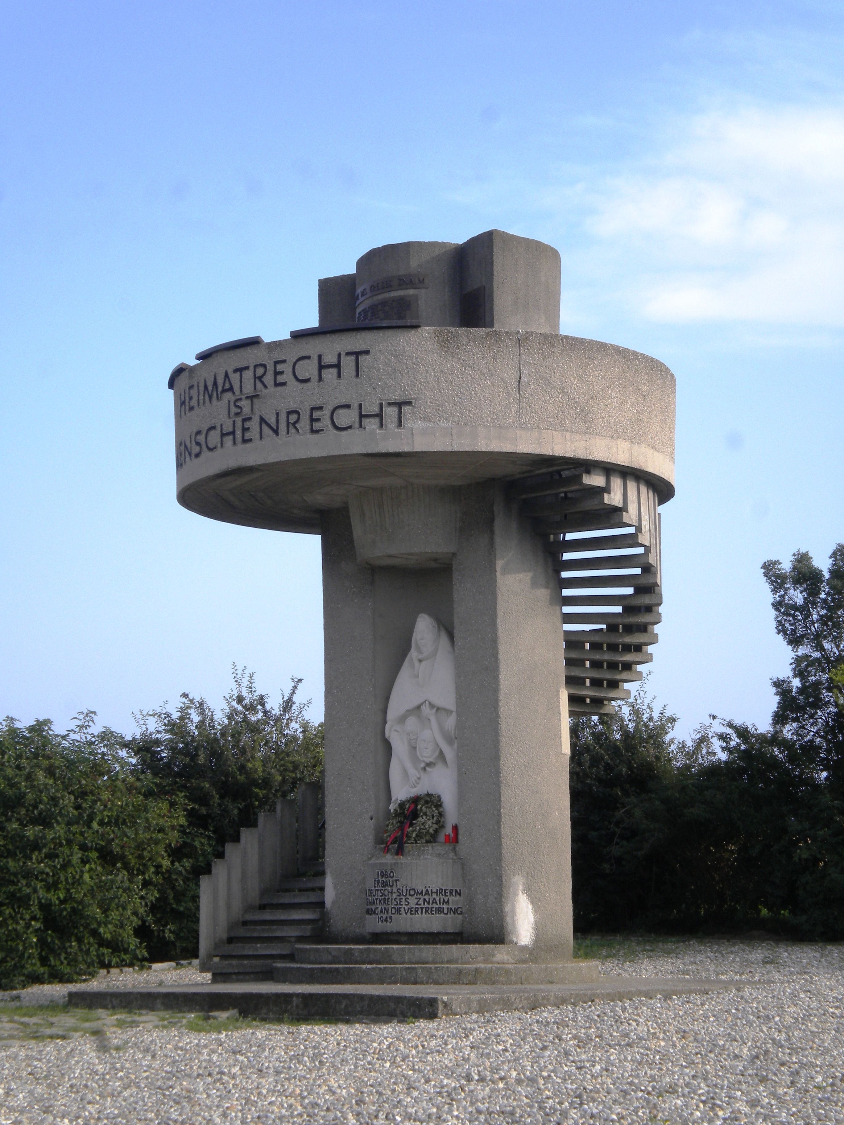 Südmährerdenkmal in Unterretzbach mit Inschrift 'Heimatrecht ist Menschenrecht'.