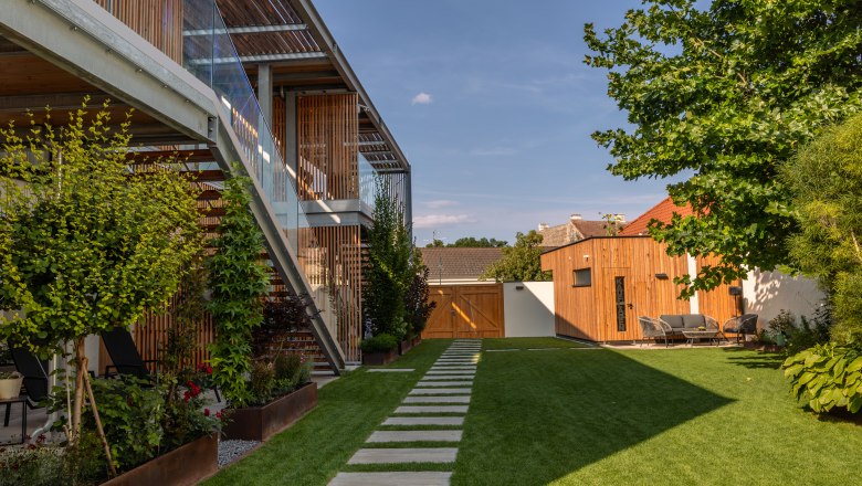 Moderner Apartmentkomplex mit Garten und Holzverkleidung.