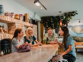 Radfahrer in der Donautaler Mostkellerei Oberm&uuml;hl an der Donau, &copy; WGD Donau Ober&ouml;sterreich Tourismus GmbH