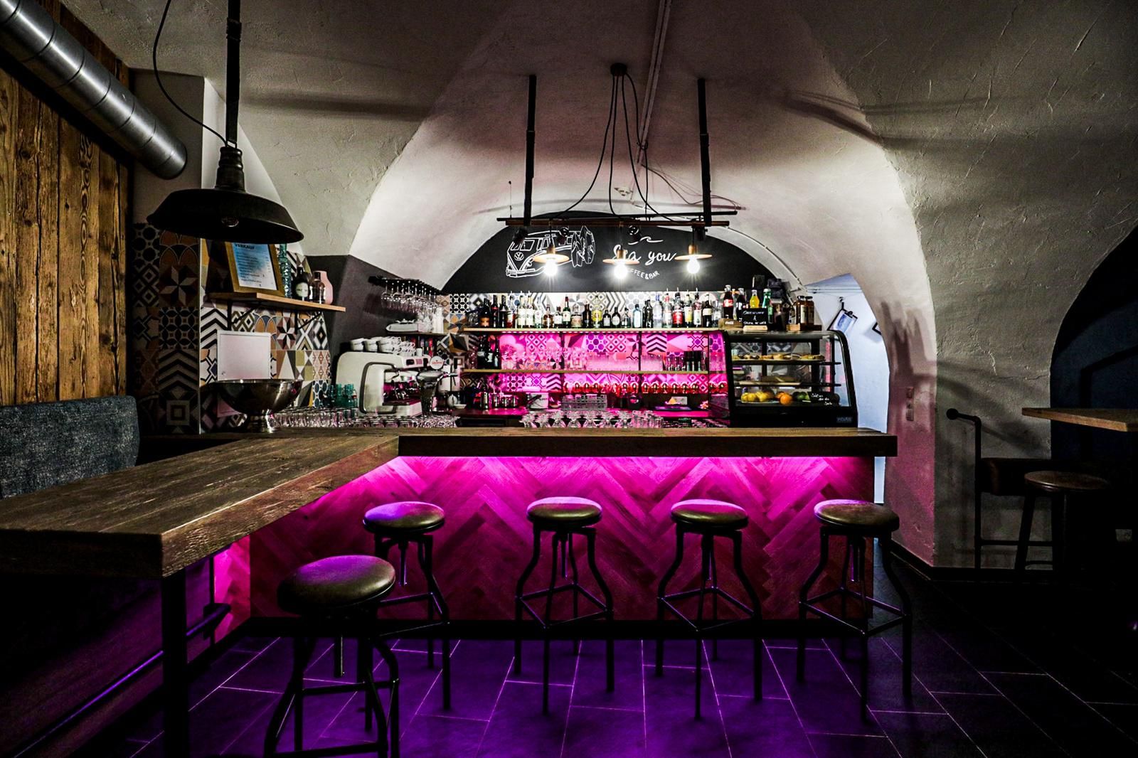 Café von innen mir Bartresen 