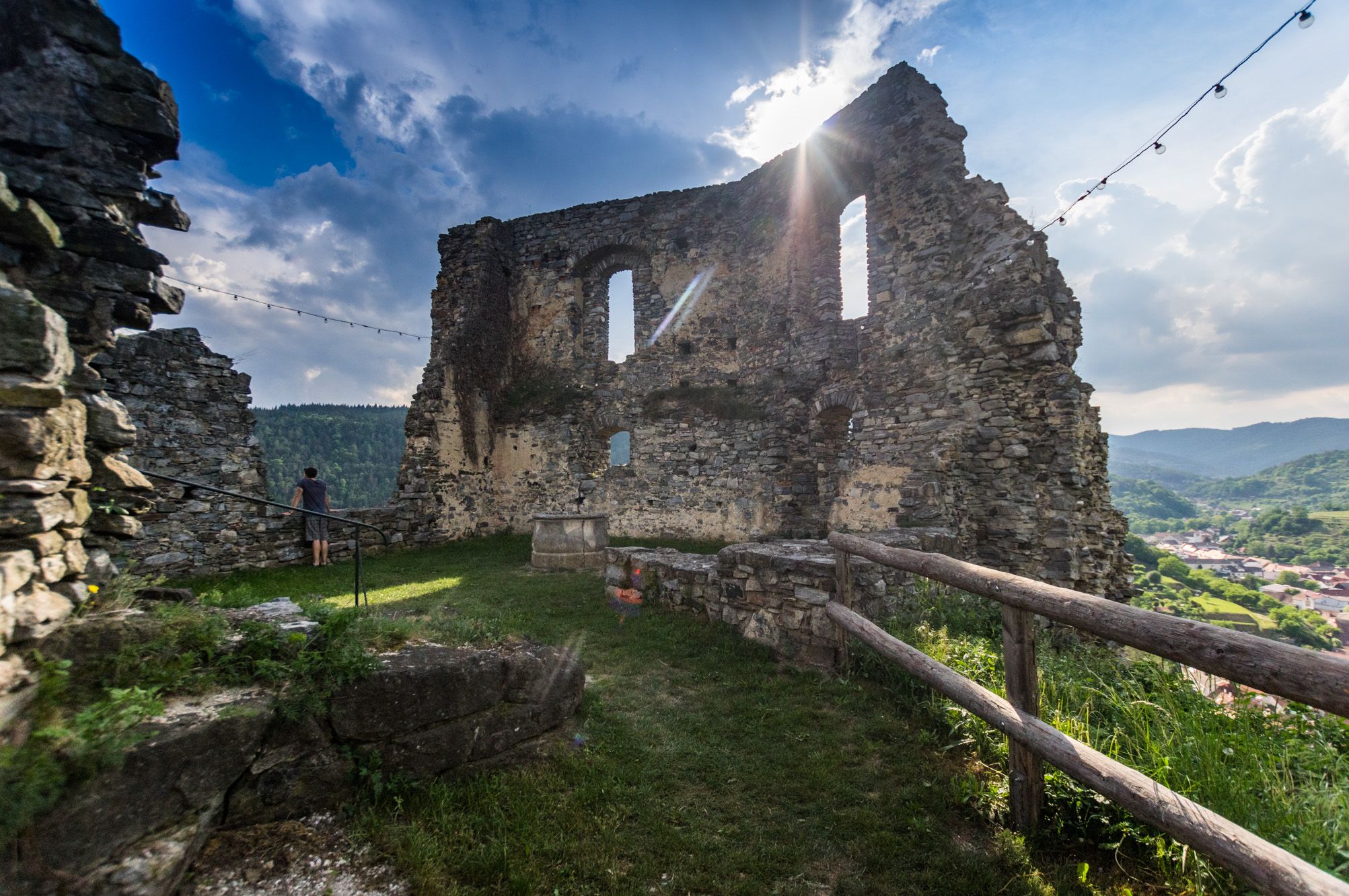Ruine der Burg Senftenberg mit Sonnenstrahlen und Landschaft im Hintergrund.