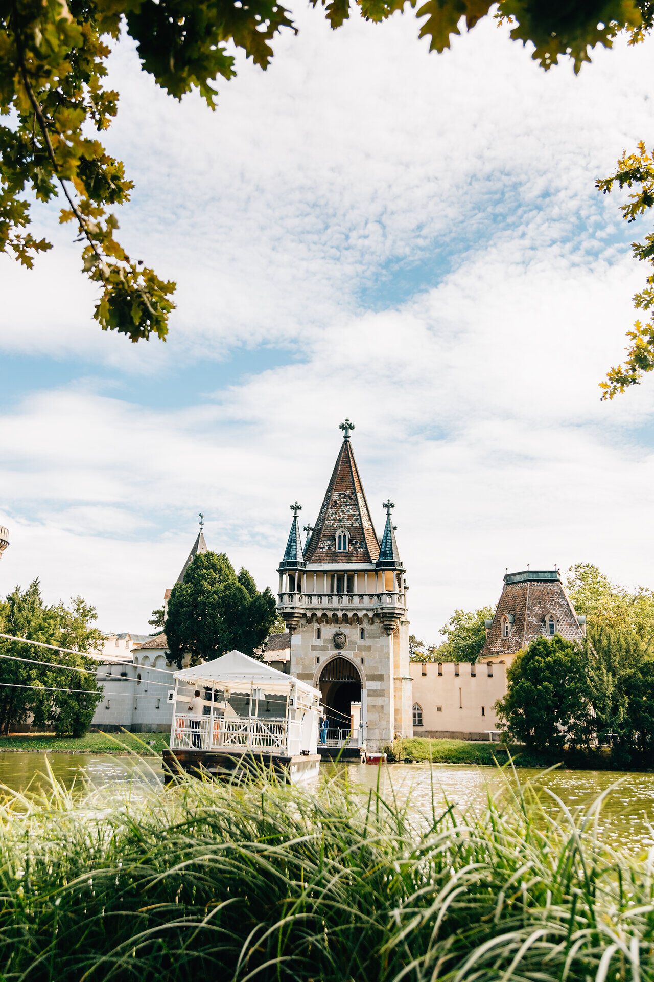 Der Schlosspark Laxenburg verzaubert mit seiner malerischen Kulisse, in der sich die majestätischen Türme des Schlosses harmonisch in die Natur einfügen. Umgeben von üppigem Grün und glitzerndem Wasser lädt dieser Ort zum Verweilen und Träumen ein.