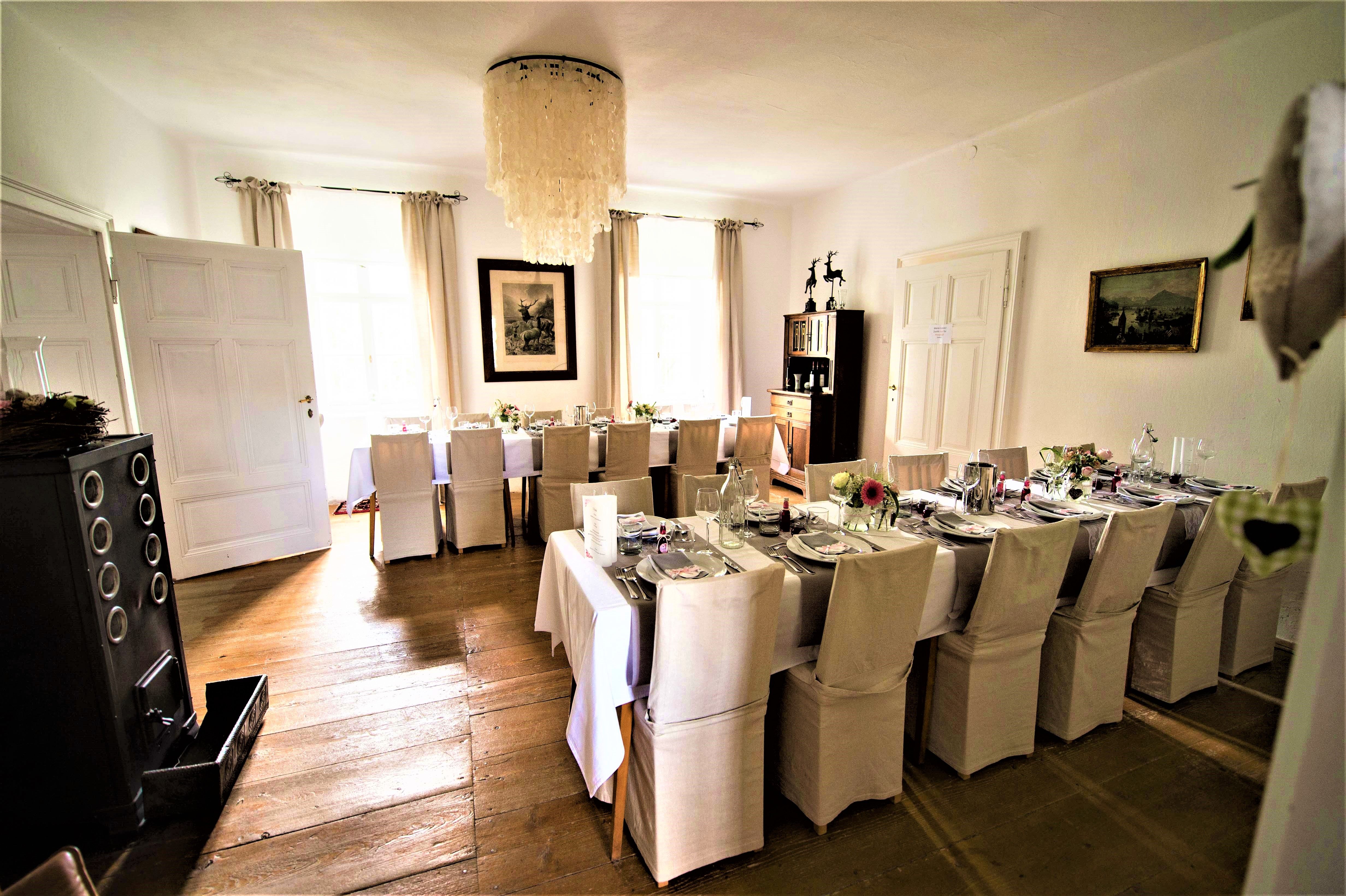 Eleganter Speisesaal mit gedecktem Tisch und Kronleuchter.