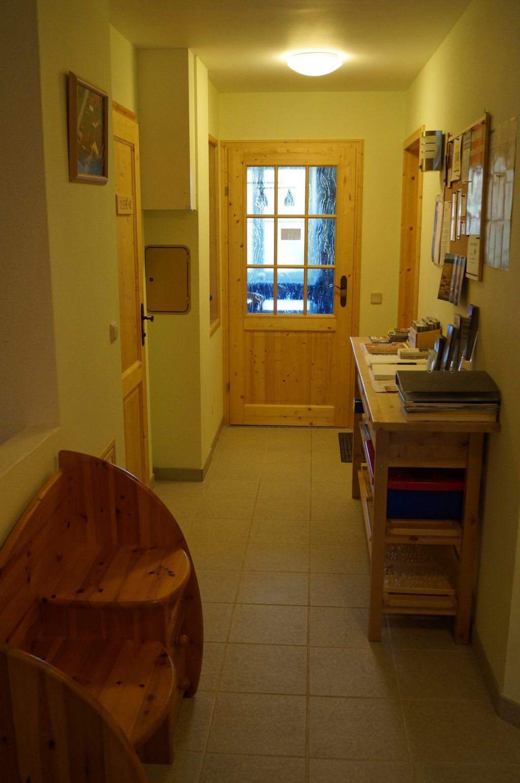 Ein Flur mit Holzmöbeln, Informationsmaterial und Spielen.