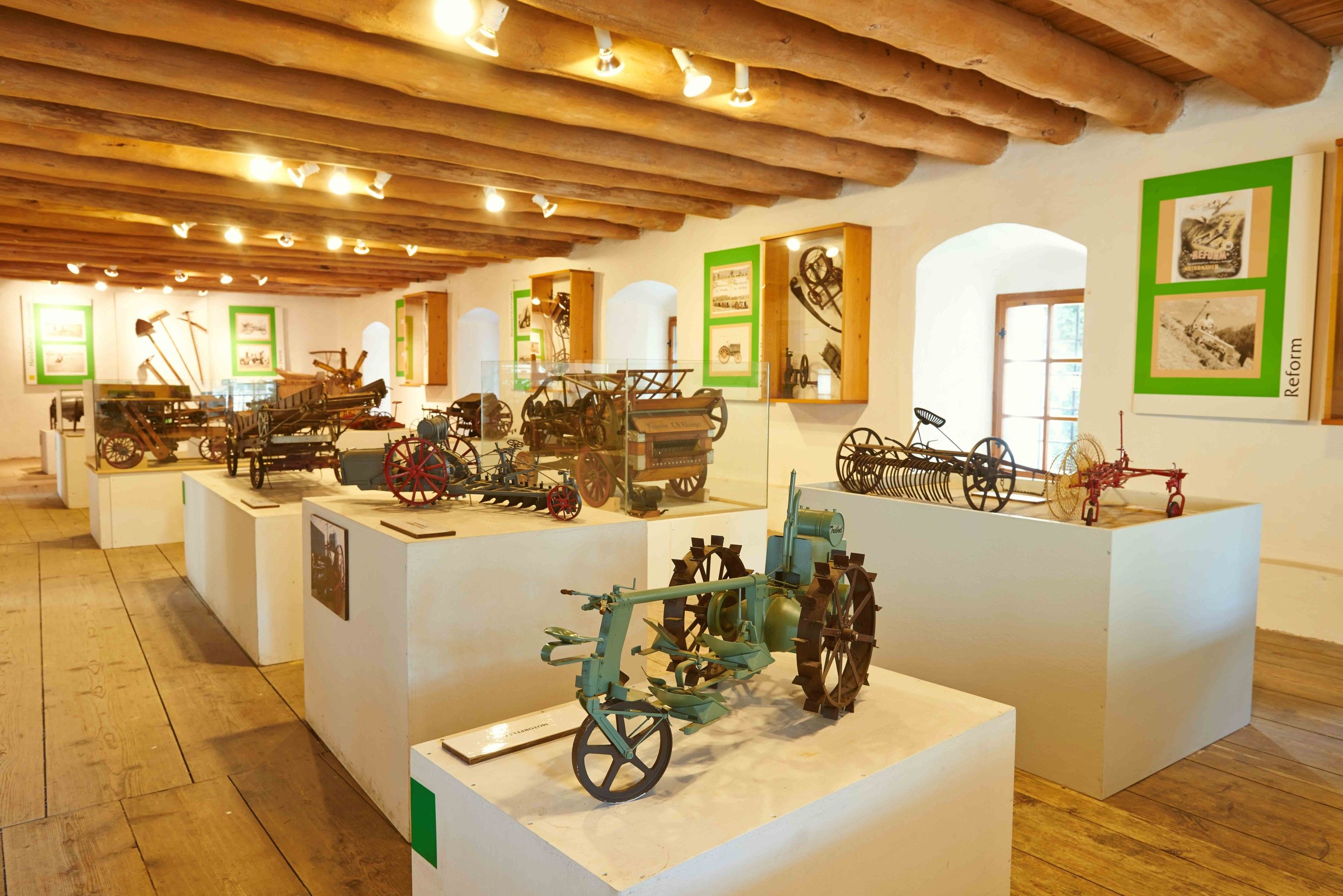 Innenansicht des Landtechnik Museums Leiben mit historischen landwirtschaftlichen Geräten auf Podesten.