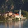 Blick auf Dürnstein mit Donau im Vordergrund.
