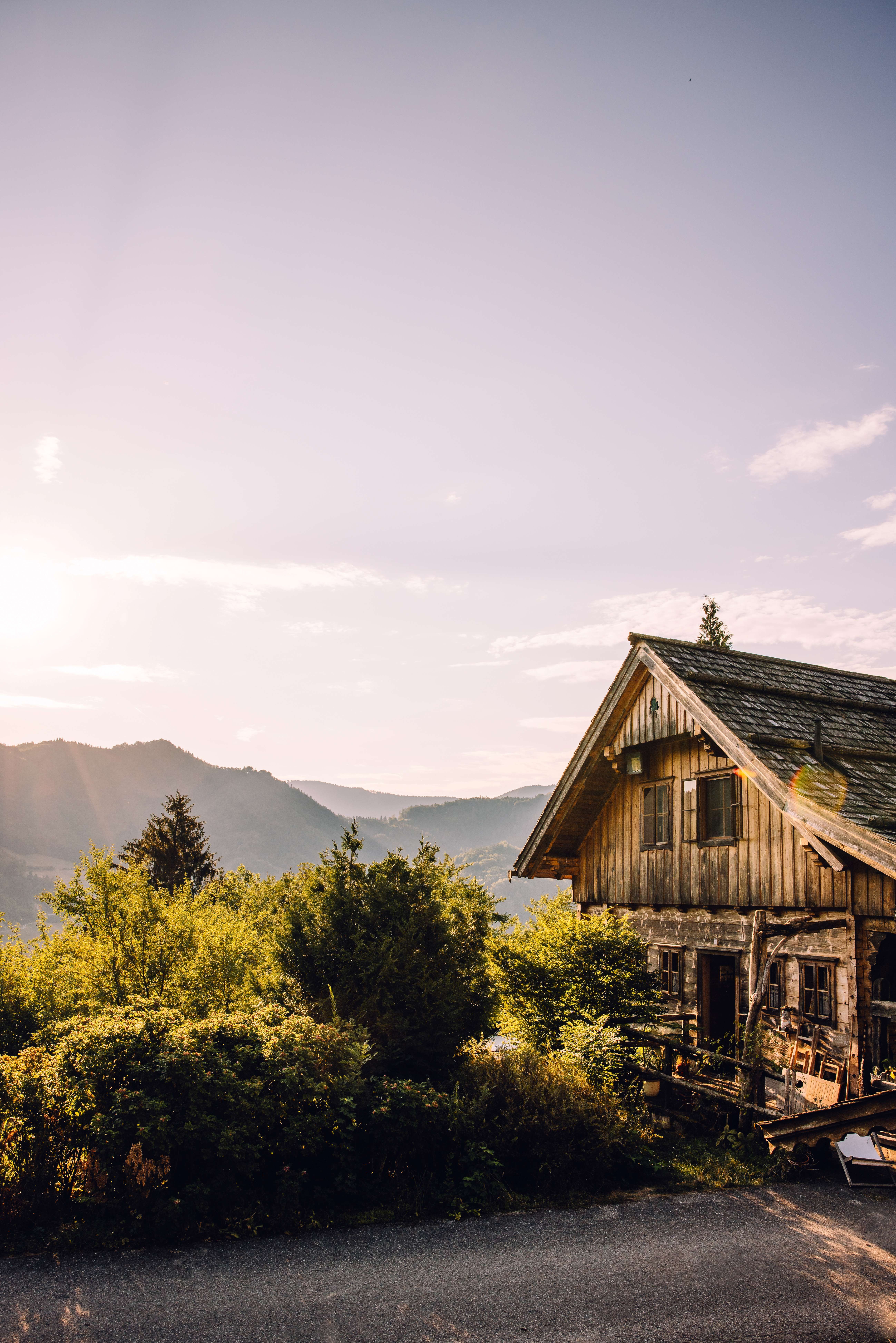 Schluchtenhütte in Opponitz im warmen Abendlicht, mit Blick auf die umliegende Berglandschaft.