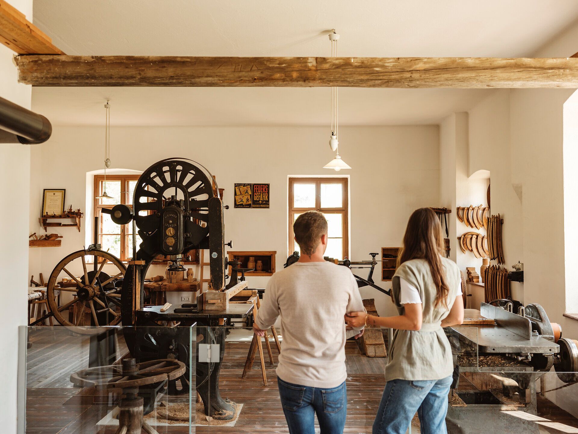 Im Weinviertler Museumsdorf Niedersulz erleben Besucher die Faszination traditioneller Handwerkskunst. Die harmonische Atmosphäre und die liebevoll restaurierten Gebäude laden dazu ein, in vergangene Zeiten einzutauchen und die Geschichten der Region zu entdecken.