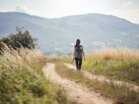 Ein sanfter Wanderweg schl&auml;ngelt sich durch die goldenen Gr&auml;ser, w&auml;hrend die warmen Sonnenstrahlen die Landschaft in ein magisches Licht tauchen. Die frische Bergluft und die majest&auml;tischen Ausblicke laden dazu ein, die Seele baumeln zu lassen und die Sch&ouml;nheit der Natur zu genie&szlig;en.