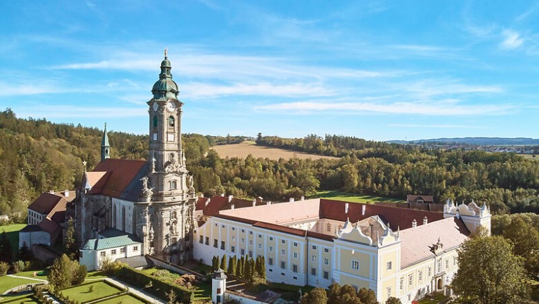 Luftaufnahme des Zisterzienserstifts Zwettl in einer l&auml;ndlichen Umgebung.