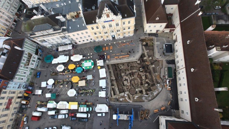 Luftaufnahme des Domplatzes im Jahr 2012 mit arch&auml;ologischer Ausgrabung, &copy; Stadtmuseum St. P&ouml;lten