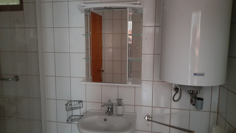 Bad mit Dusche, &copy; Ferienhaus Leopold