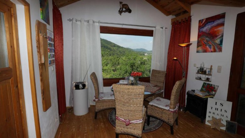 St&uuml;hle mit Tisch vor einem Fenster