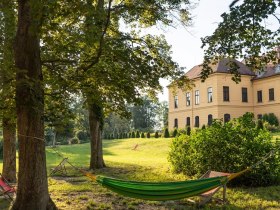H&auml;ngematten im Schlosspark Eckartsau, &copy; Donau Nieder&ouml;sterreich - Tourismusb&uuml;ro Carnuntum-Marchfeld