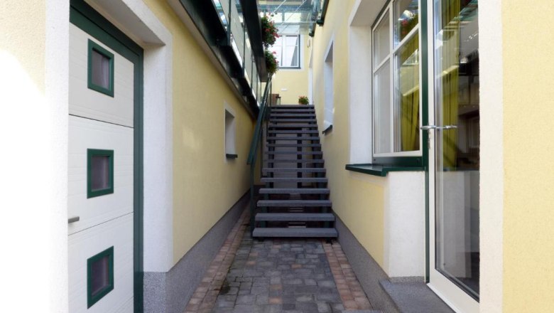 Aufgang App. und Fewo, &copy; Regina Petric