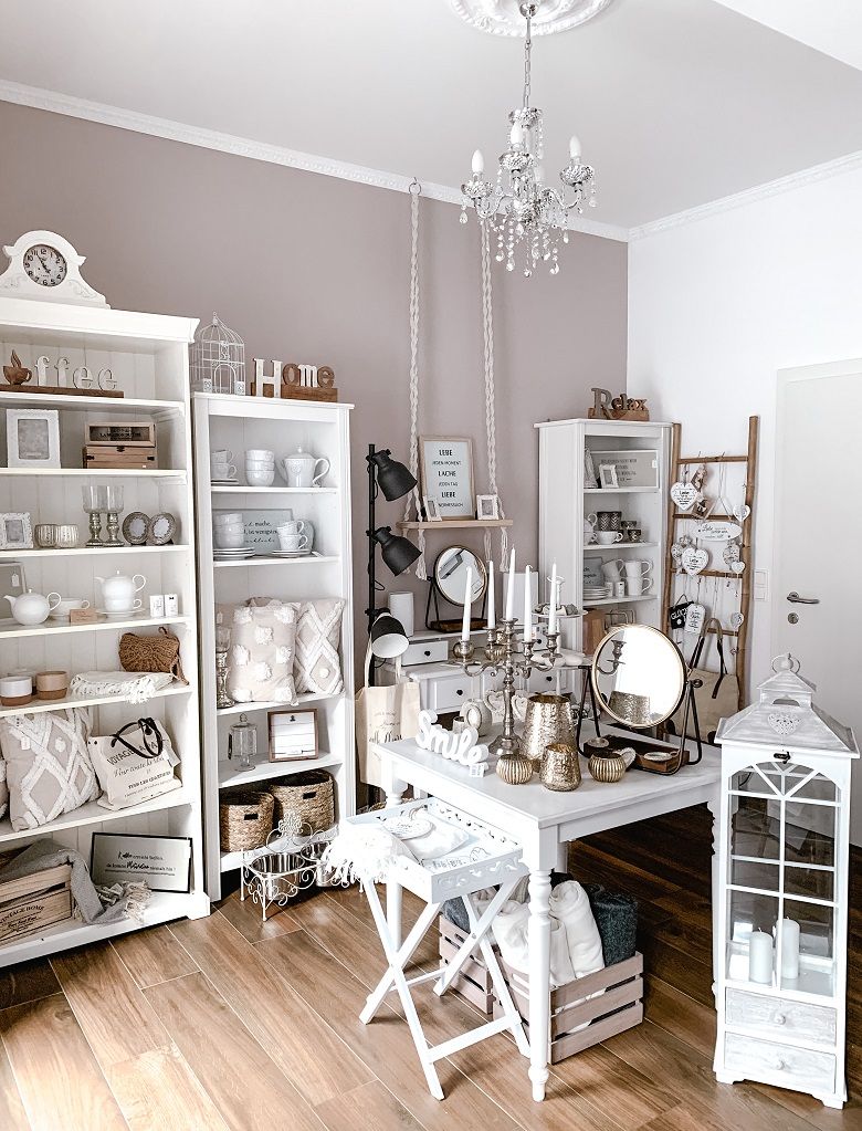 Innenansicht einer Boutique mit weißen Möbeln und Dekorationen.