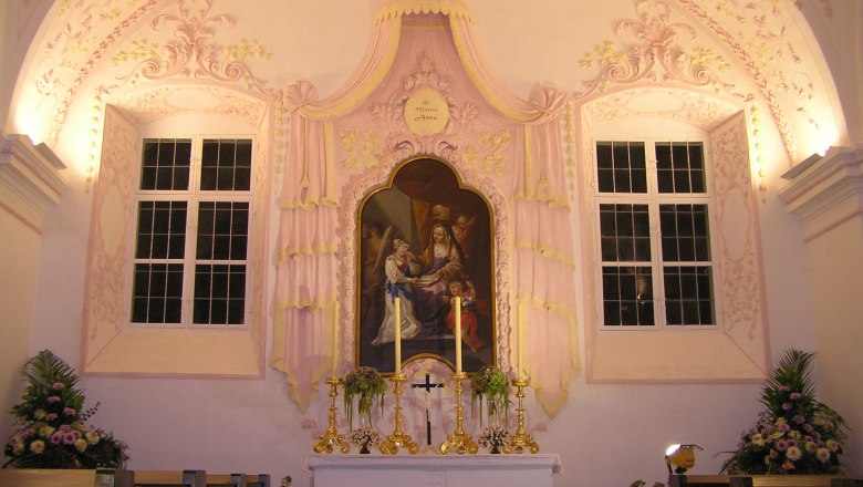 Innenansicht einer Kapelle mit Altar und religiösem Gemälde.