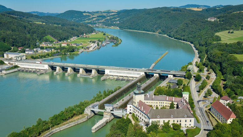Luftaufnahme des Donaukraftwerks Ybbs-Persenbeug an der Donau.