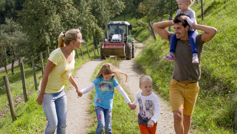 Familie beim Wandern, © Landhaus Aigner